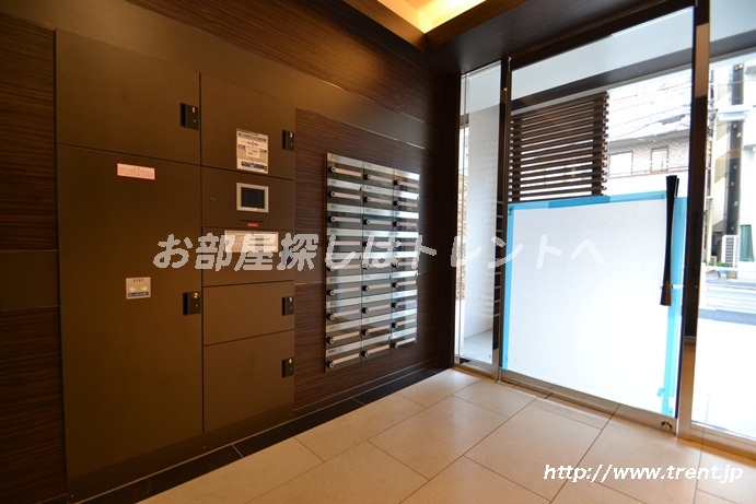 Entrance. E-mail BOX ・ Courier BOX