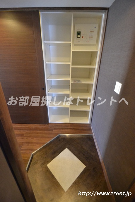 Entrance. It is a reference photo of the sixth floor of a studio in the same building (another type)