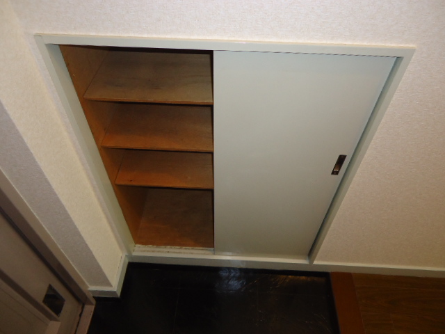 Receipt. Convenient shoe box