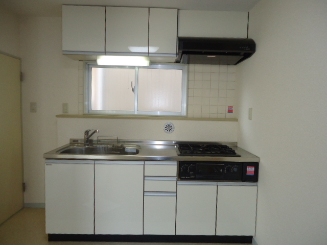 Kitchen. 3-neck gas stove. System kitchen