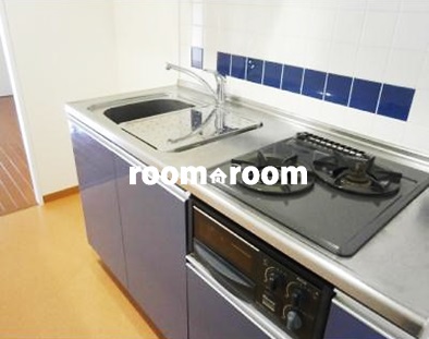 Kitchen. Two-burner gas stove with grill