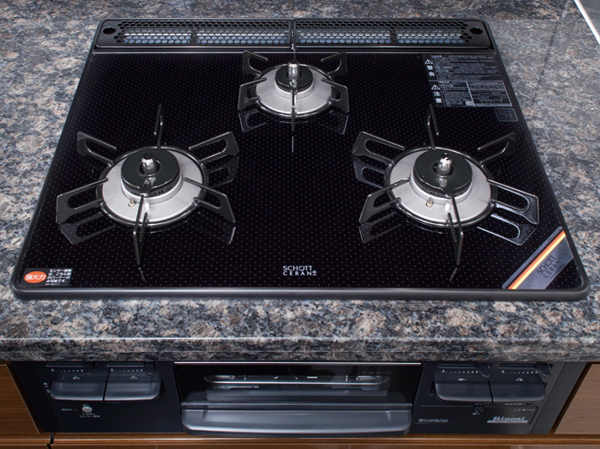 Kitchen.  [Schott glass top plate] It is loved all over the world, Germany ・ Adopt a shot manufactured by heat-resistant ceramic glass top plate. Not only beautiful, Strongly to heat and shock, Difficult dirty luck, It is easy to clean.