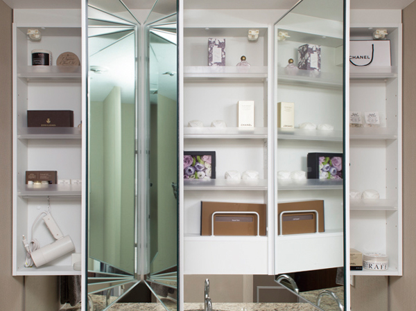 Bathing-wash room.  [Three-sided mirror with vanity (with fogging heater ※ With hand lighting)] It has adopted a three-sided mirror with vanity, which also includes a three-sided mirror under mirror tailored to the child's point of view. Ensure the storage rack on the back side of the three-sided mirror. You can organize clutter, such as skin care and hair care products.  ※ 85Ir, 105J, 105Jr, 100Kg, 100L, 100M, 100Mg, 100N, 110O, 130Pr, 130Qr, 120Rr type only.