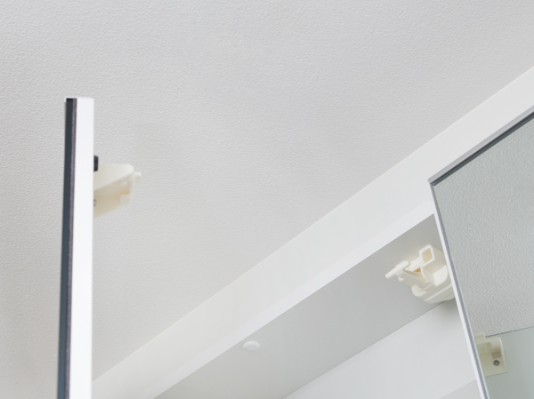 Kitchen.  [Seismic latch] Hanging cupboard in the kitchen, The door of the vanity of the triple mirror housing, It will open the door by the shaking of an earthquake, As storage material does not fall, Set up a seismic latch. Live who we take care for the safety of. Secure the shelves in a more nails for shelf dropout prevention so as not to come off the shelves.  (Same specifications)