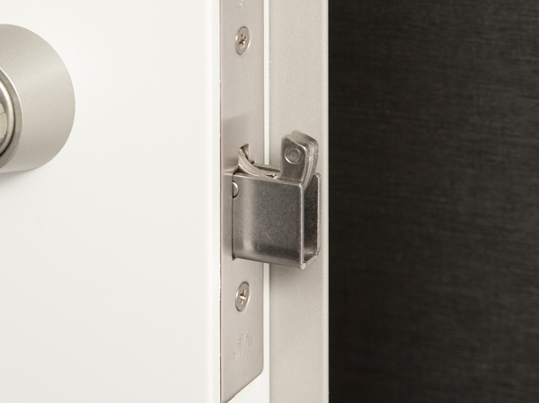 Security.  [Sickle dead bolt] Bar and plug in between the frame and the door, To deform the door and frame, As a countermeasure to the modus operandi of the pry to unlock and remove the dead bolt received, It has adopted a sickle dead bolt Seridasu sickle of the bracket and locking the key to the front door. (Same specifications)