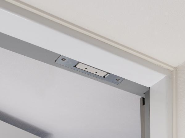 Security.  [Security sensors] Entrance door, Set up a crime prevention sensor to the dwelling unit of the window (except for the FIX window). When the opening crime prevention sensor is installed is opened while security set, Sensor reacts, It will sound the alarm in the dwelling units within the intercom master unit and the Genkanshi machine. (Same specifications)