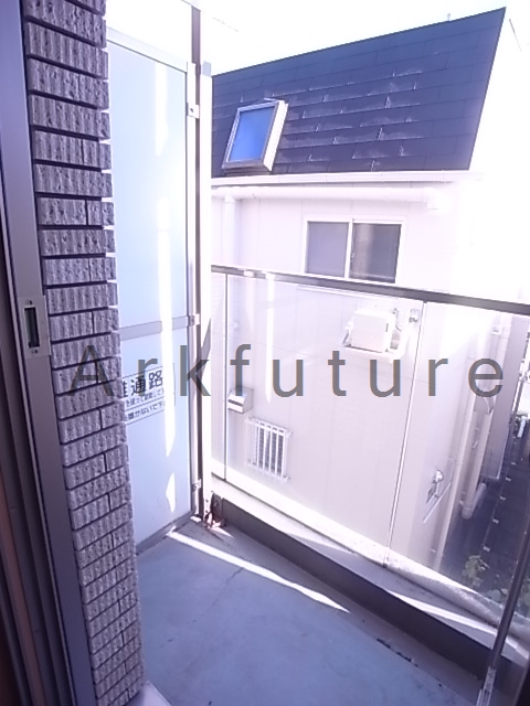 Balcony. Balcony there! 