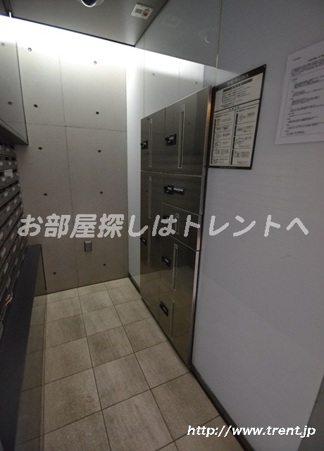 Entrance. Courier BOX