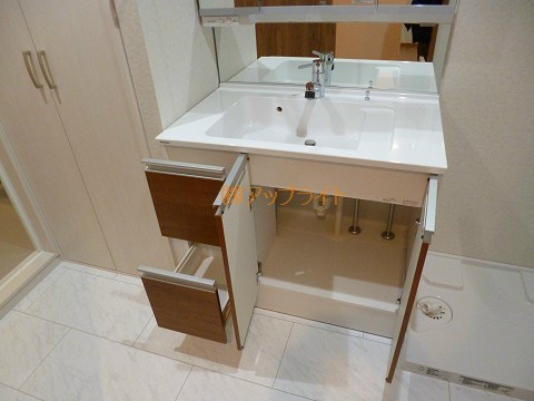 Washroom. Washbasin storage