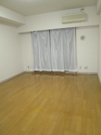 Living and room. Western-style 10.2 Pledge