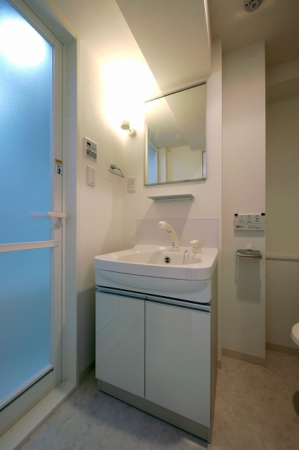 Washroom. Shampoo dresser! 