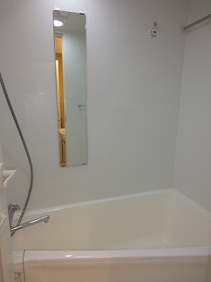 Bath. Tub that can stretch the legs! With bathroom dryer! 