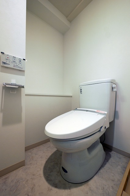 Toilet. Washlet equipped! 