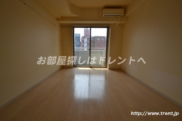 Living and room. It is a photograph of the same building 1K type. Please see for reference.