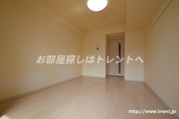 Living and room. It is a photograph of the same building 1K type. Please see for reference.