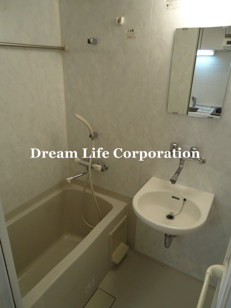 Bath. ※ In fact the we use the photos in the same building may be different