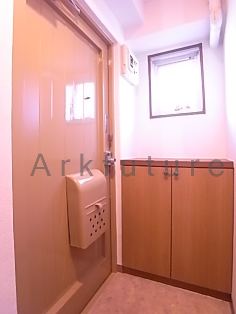 Entrance. There is a window, Bright entrance! 