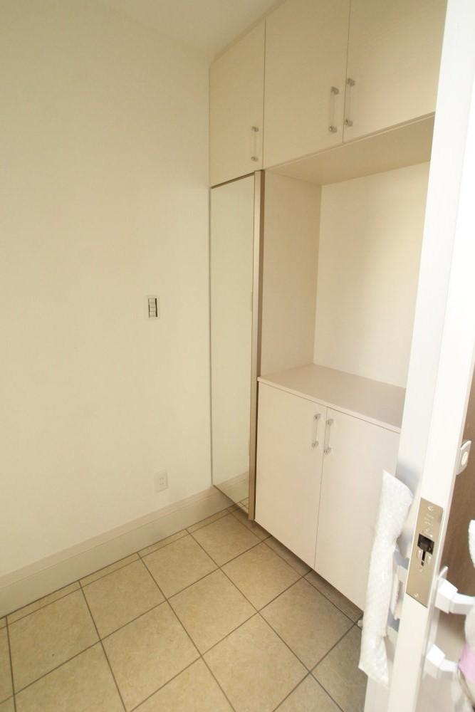 Same specifications photos (Other introspection). Large capacity that can store entrance (construction cases)