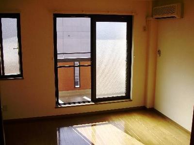 Living and room. Western-style spacious 8.4 Pledge