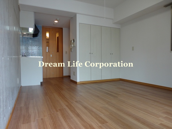 Living and room. ※ In fact the we use the photos in the same building may be different.