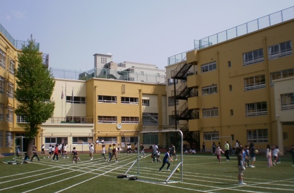 Primary school. 463m to Totsuka first elementary school (elementary school)