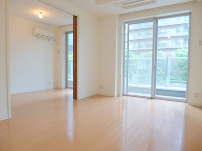 Living and room. Spacious living there floor heating