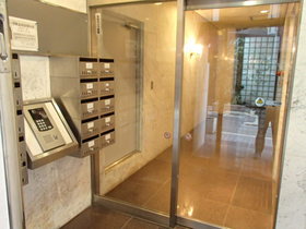 Entrance. Auto-lock with the entrance of the peace of mind