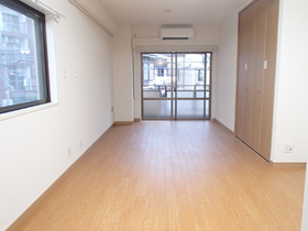 Living and room. Easy-to-use 12 quires studio