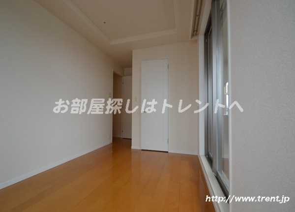 Living and room. It is 1LDK type of reference photograph of the same building.