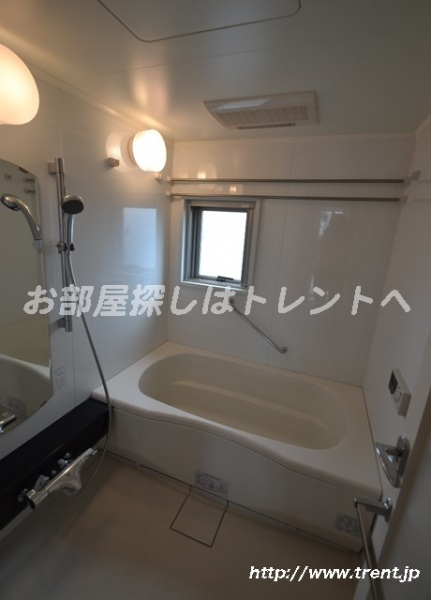 Bath. It is 1LDK type of reference photograph of the same building.