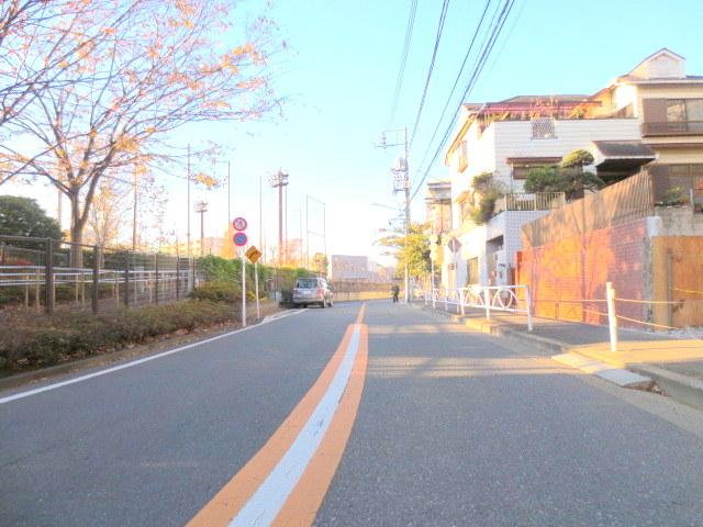 Local photos, including front road. Front road 8.1m. 