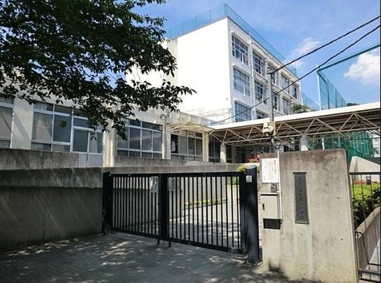 Junior high school. 929m to Shinjuku Ward Ochiai second junior high school