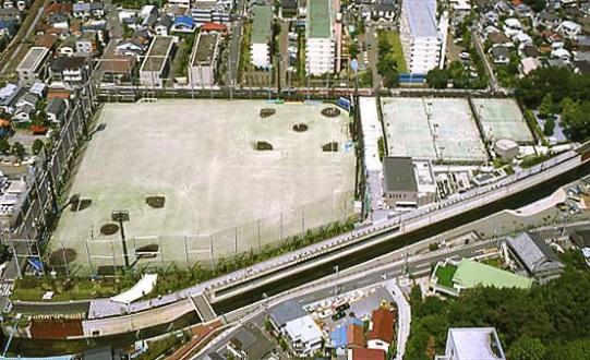 park. 10m tennis court features to Kamitakada park