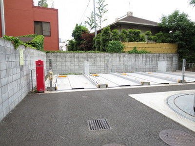 Parking lot. On-site mechanical parking