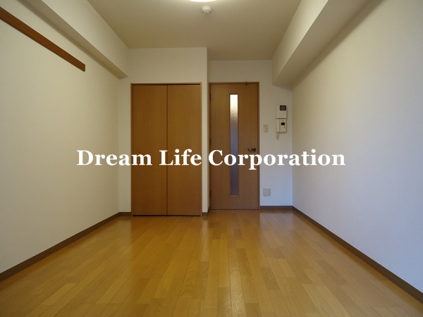 Living and room. ※ In fact the we use the photos in the same building may be different.