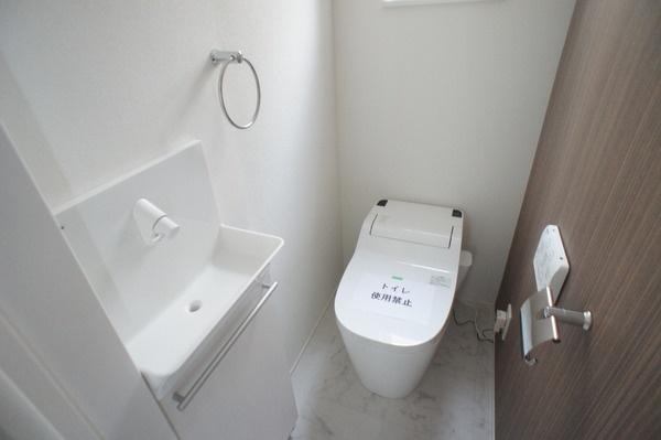 Toilet. B Building toilet