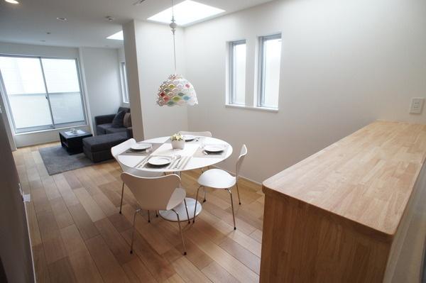 Living. Also enters the light from the top light, Bright and calm atmosphere LDK. It will image to gatherings your family is lifted.