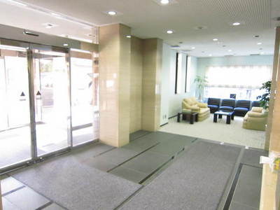 Entrance. Entrance Low Bee also easy to use with a clean