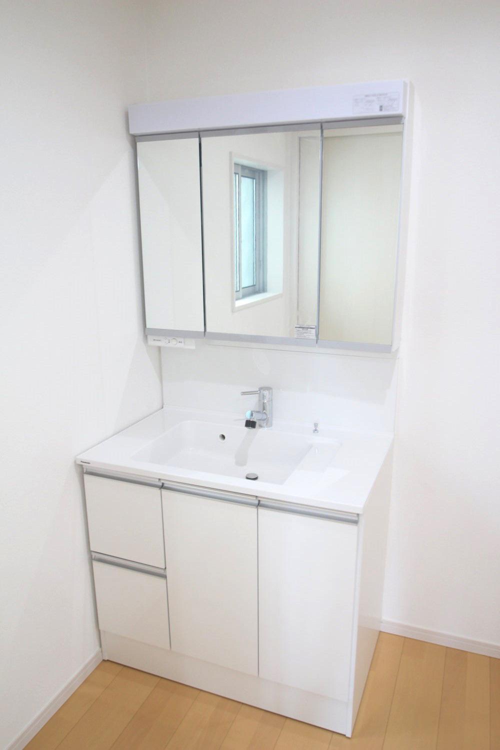 Wash basin, toilet. Shampoo is Dresser washbasin.