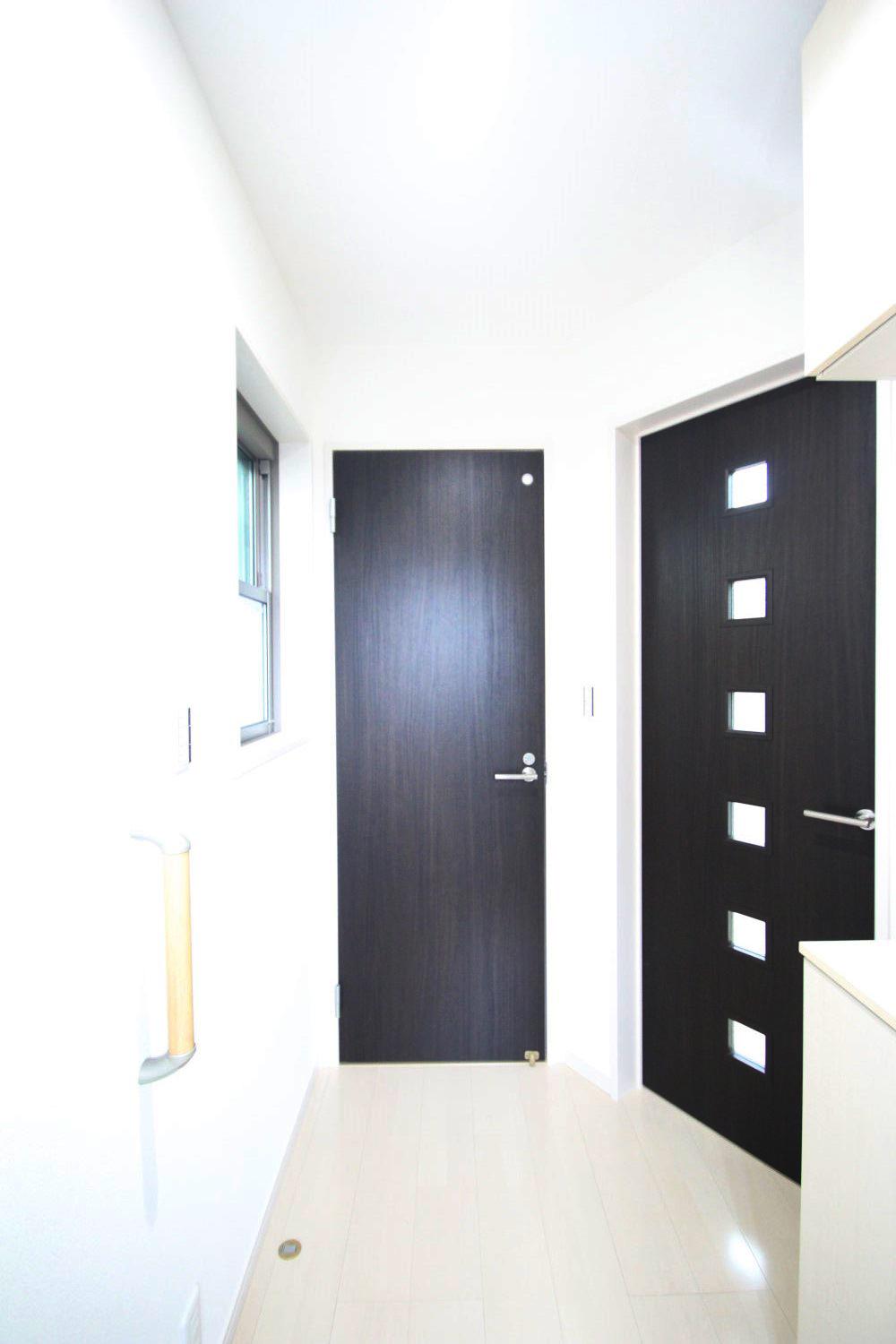 Entrance. It is a photograph of the entrance. Storage of shoes Please leave.