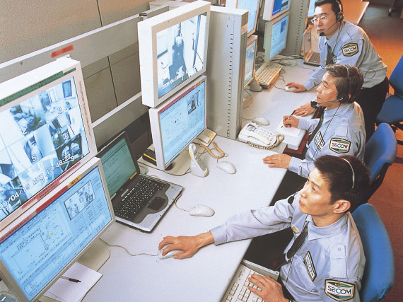 Security.  [Emergency communication image monitoring system] Entrance and the elevator in the basket, Introducing the emergency communication image monitoring service an application of the system for a convenience store robbery measures. When you press the panic button will send images and sound to Secom image center. (Reference photograph)