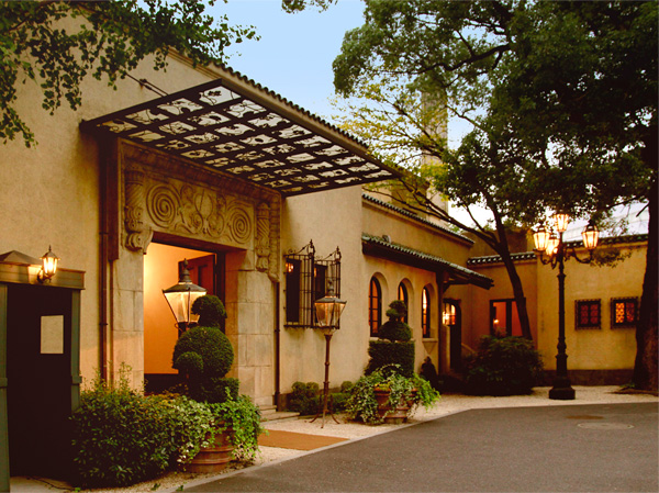 Surrounding environment. Showa early Ogasawara length mansion was built Spanish style as a mansion of stem Earl was the Spanish restaurant "Ogasawara Earl House" is a 6-minute walk (photo / About 450m), etc., Dotted with a variety of gourmet spot.