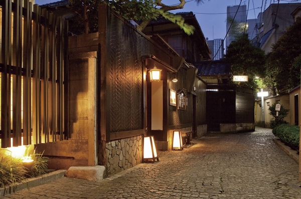 Popular Kagurazaka neighborhood as sentiment town. This Kagurazaka convenient to leave 6 minutes of the Oedo Line walk "Ushigome Yanagicho" of 1 station 2 minutes from the station to "Ushigome Kagurazaka" is to. Become here familiar living area, Also many adult pleasure full of the city, such as Gourmet