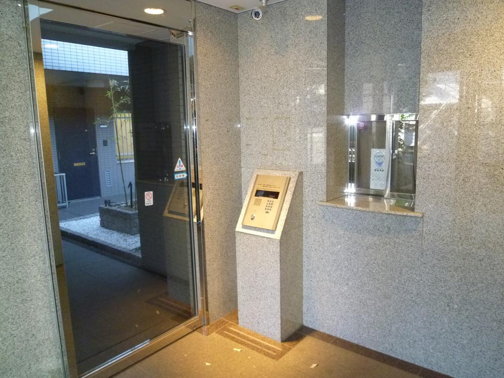 Entrance. Common areas