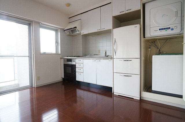 Kitchen. 3-neck gas stove ・ Grill & with oven