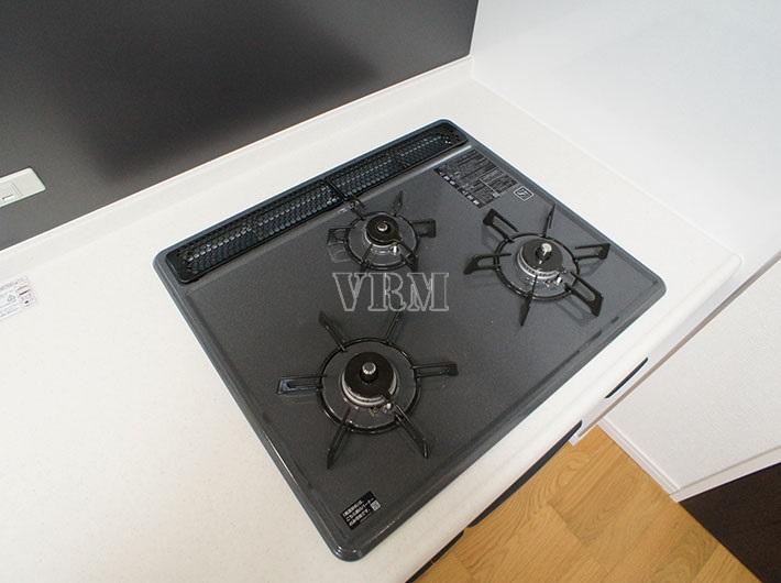Kitchen. 3-neck gas stove