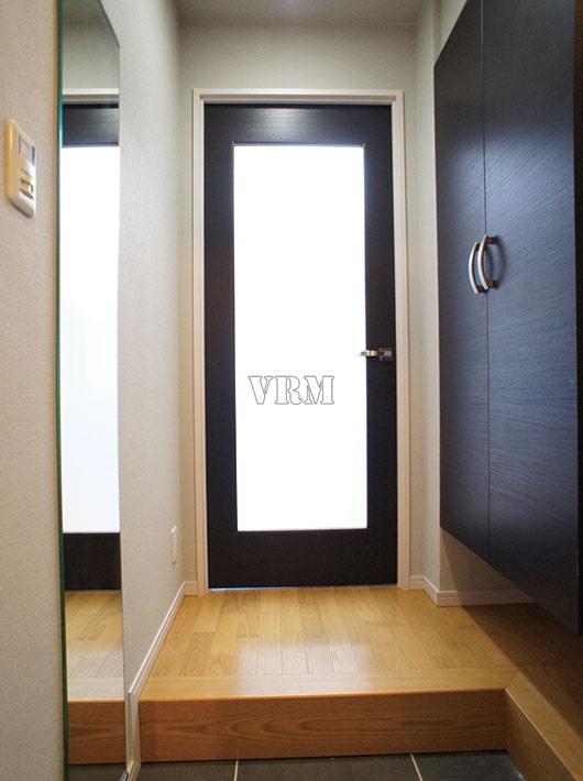 Entrance. Kagamizuke at the door