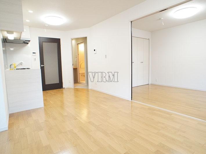 Living. Living and Western-style rooms are separating them with door (after opening)