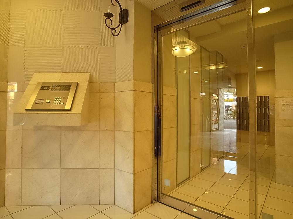 Entrance. Common areas