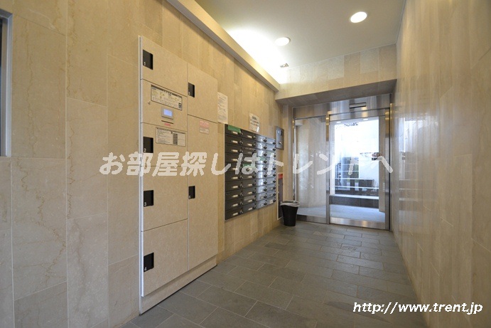 Entrance. Courier BOX